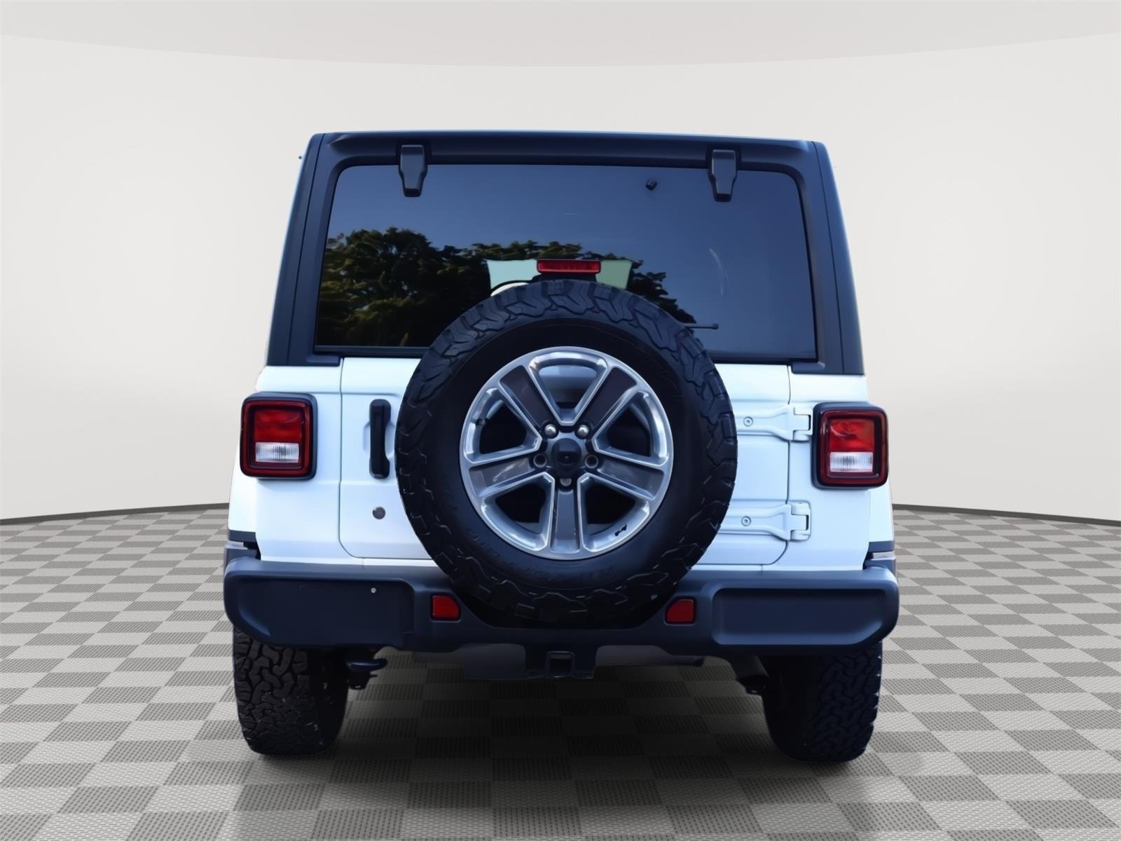 Used 2020 Bright White Clearcoat Jeep Sahara image 6