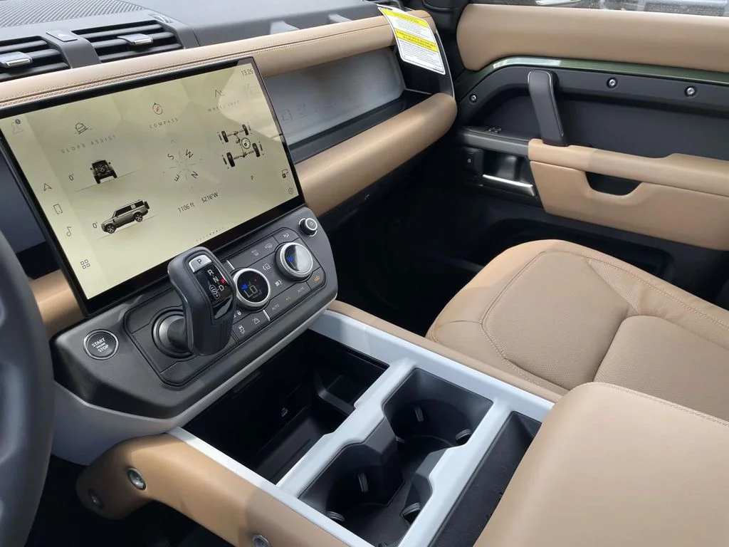 New 2026 Woolstone Green Land Rover X-Dynamic SE image 33