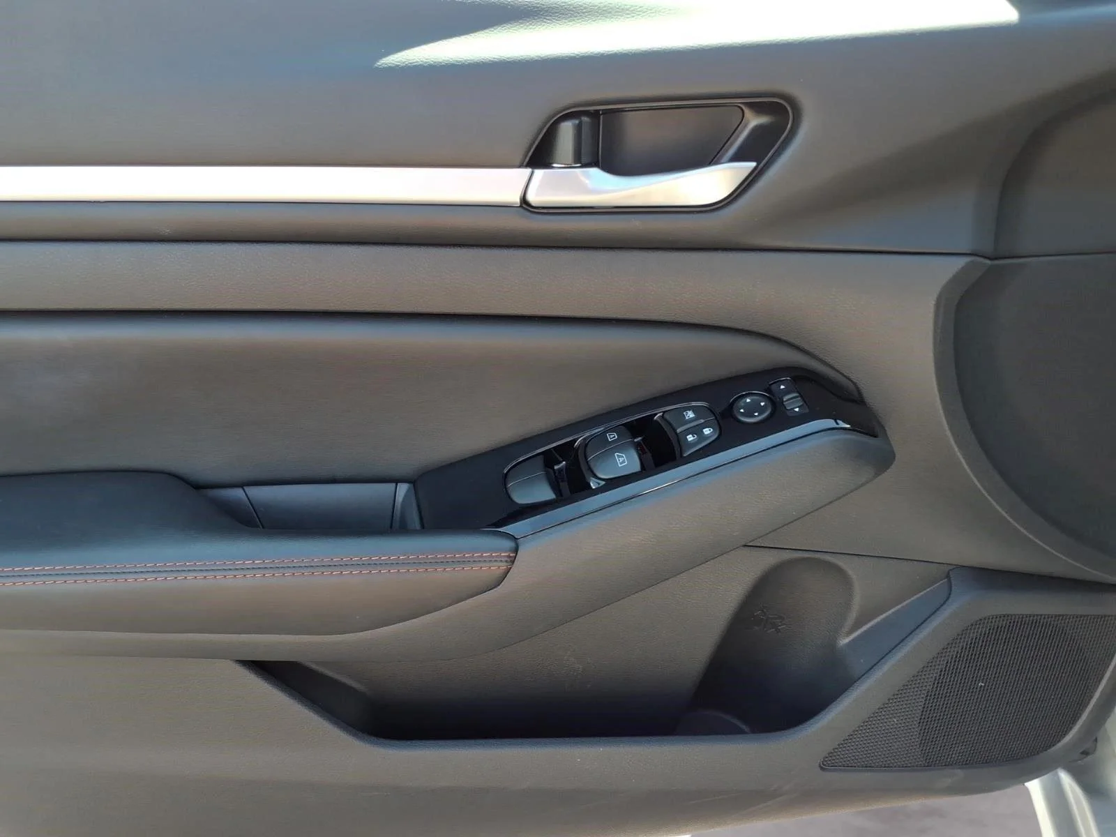 Used 2025 Brilliant Silver Metallic Nissan SR image 16