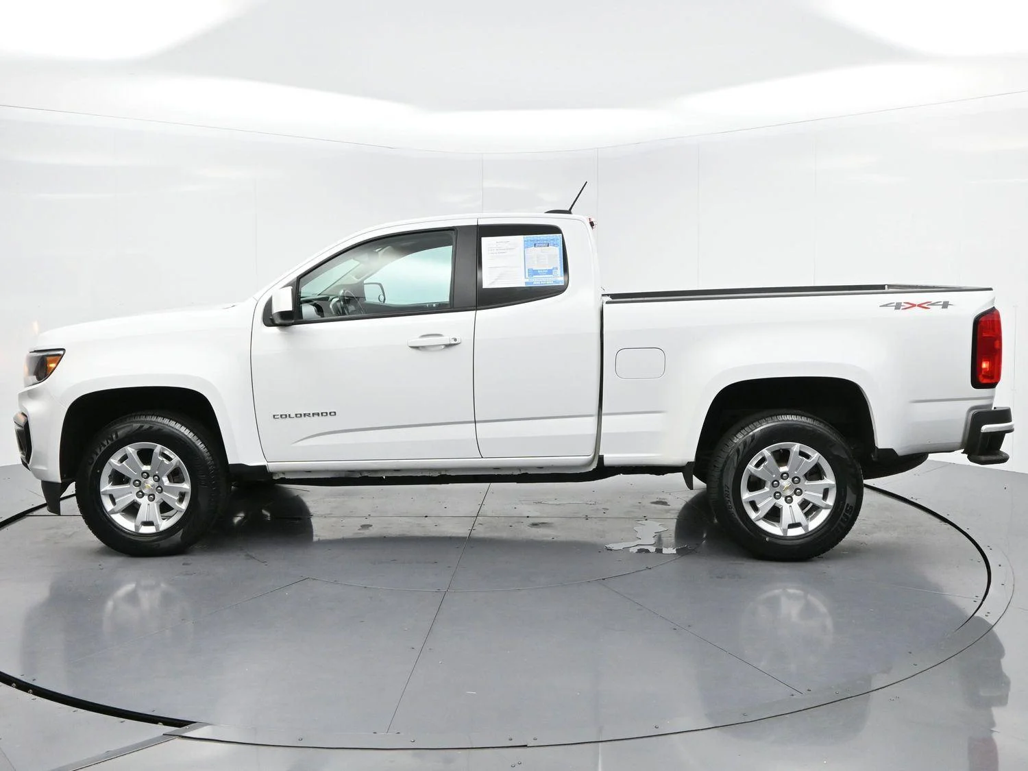 Used 2022 Summit White Chevrolet 4WD LT image 4