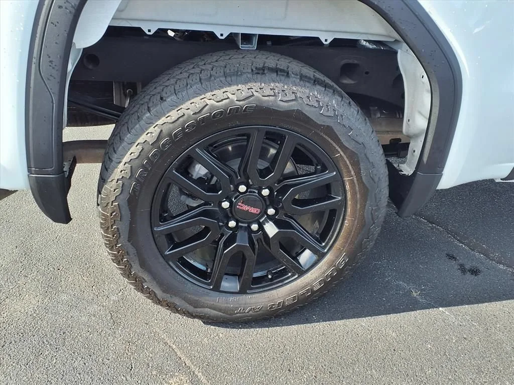 Used 2024 Summit White GMC Elevation image 20