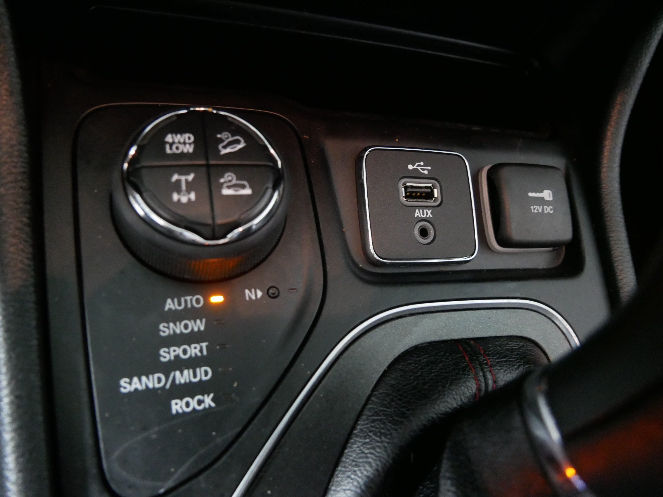 Used 2019 Velvet Red Pearlcoat Jeep Trailhawk image 30