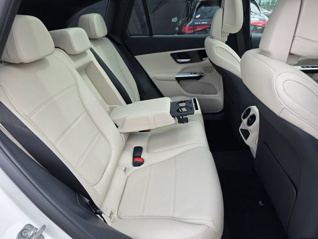 New 2026 Polar White Mercedes-Benz GLC 300 image 44