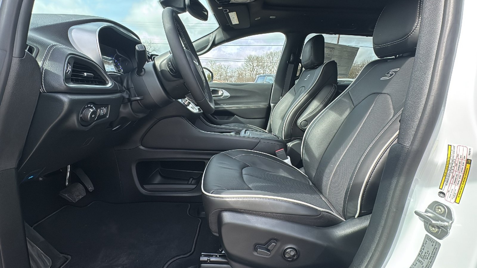 2026 Chrysler Pacifica Limited - Photo 9