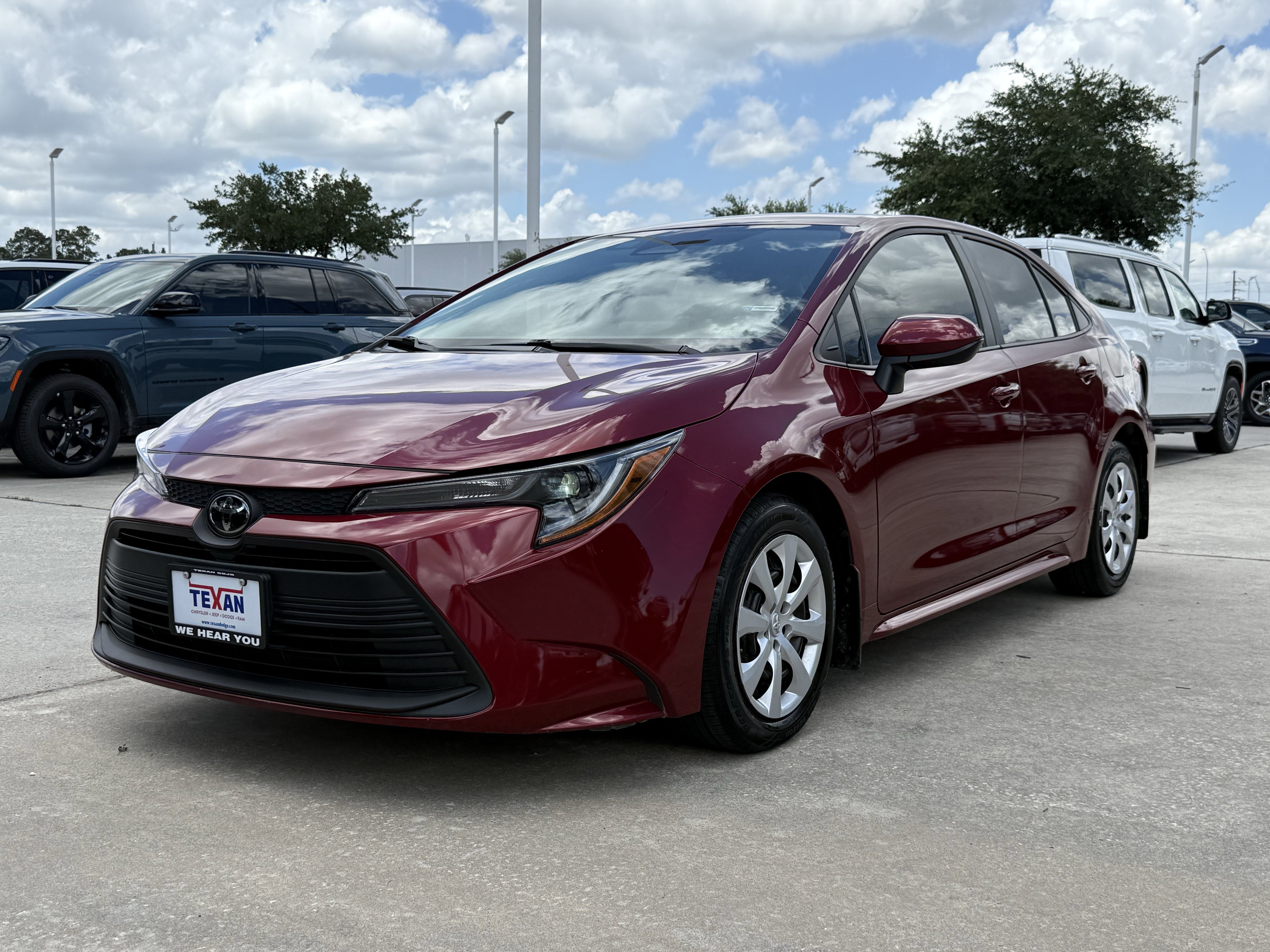Used 2025 Pearl Toyota LE image 9