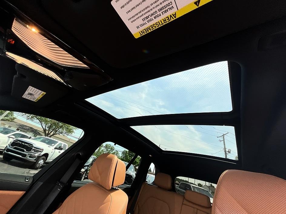 Used 2025 Gray BMW M60i image 27