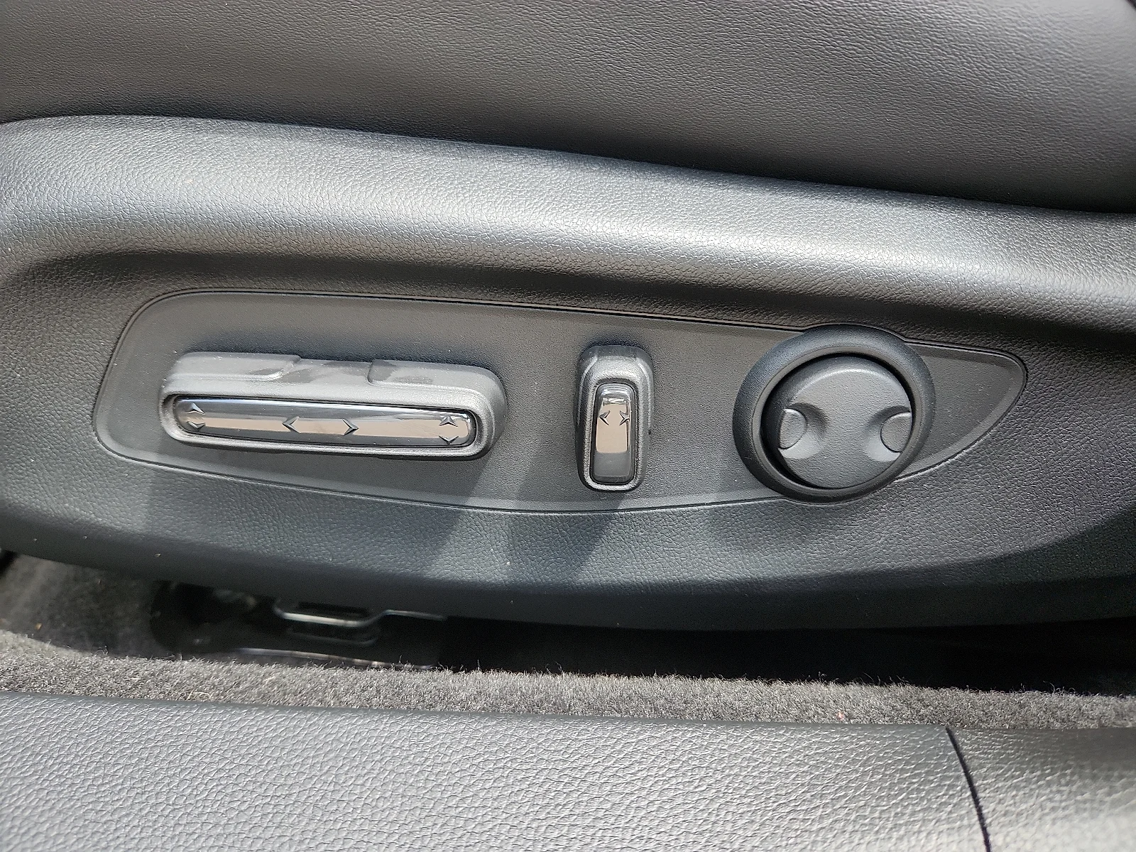 Used 2025 Solar Silver Metallic Honda Touring image 14