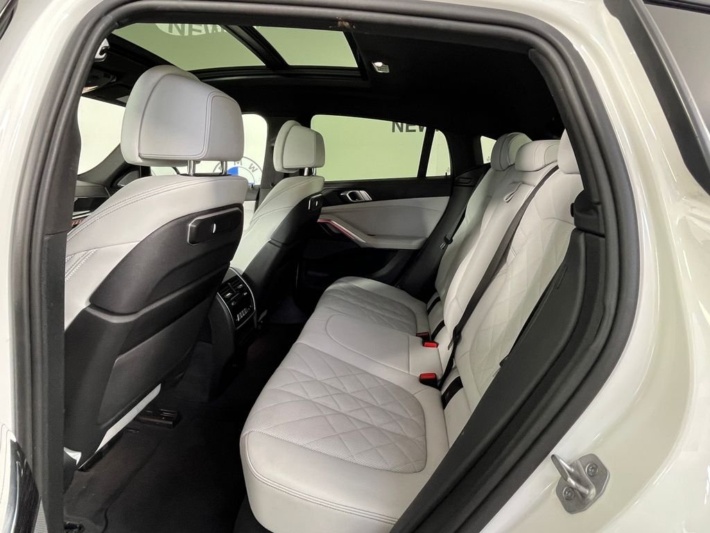 Used 2024 White BMW M60i image 22