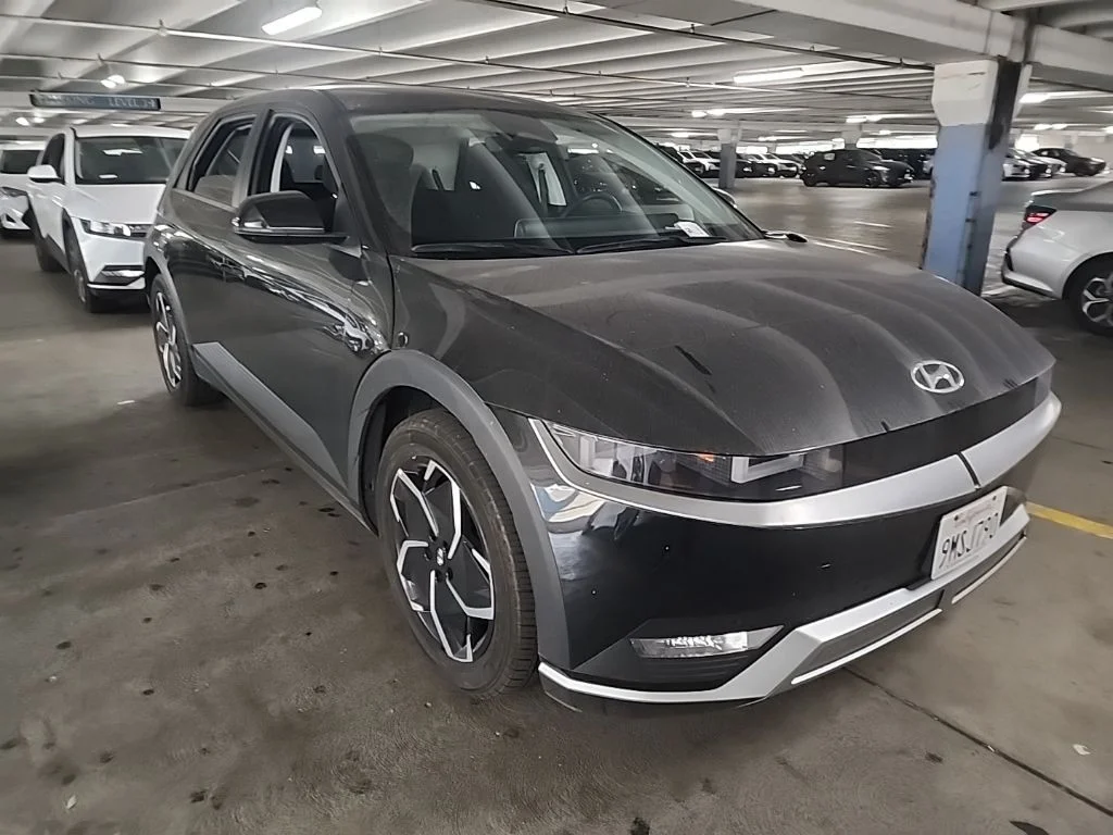 Used 2024 Black Hyundai SEL image 1