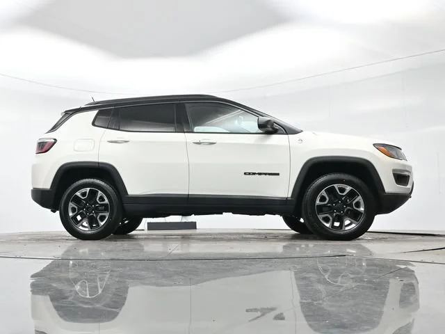 Used 2018 White Clearcoat Jeep Trailhawk image 30