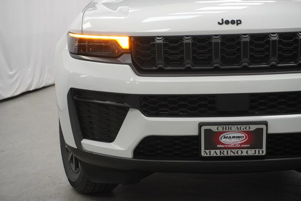 New 2026 Bright White Clear-Coat Exterior Paint Jeep Altitude image 6