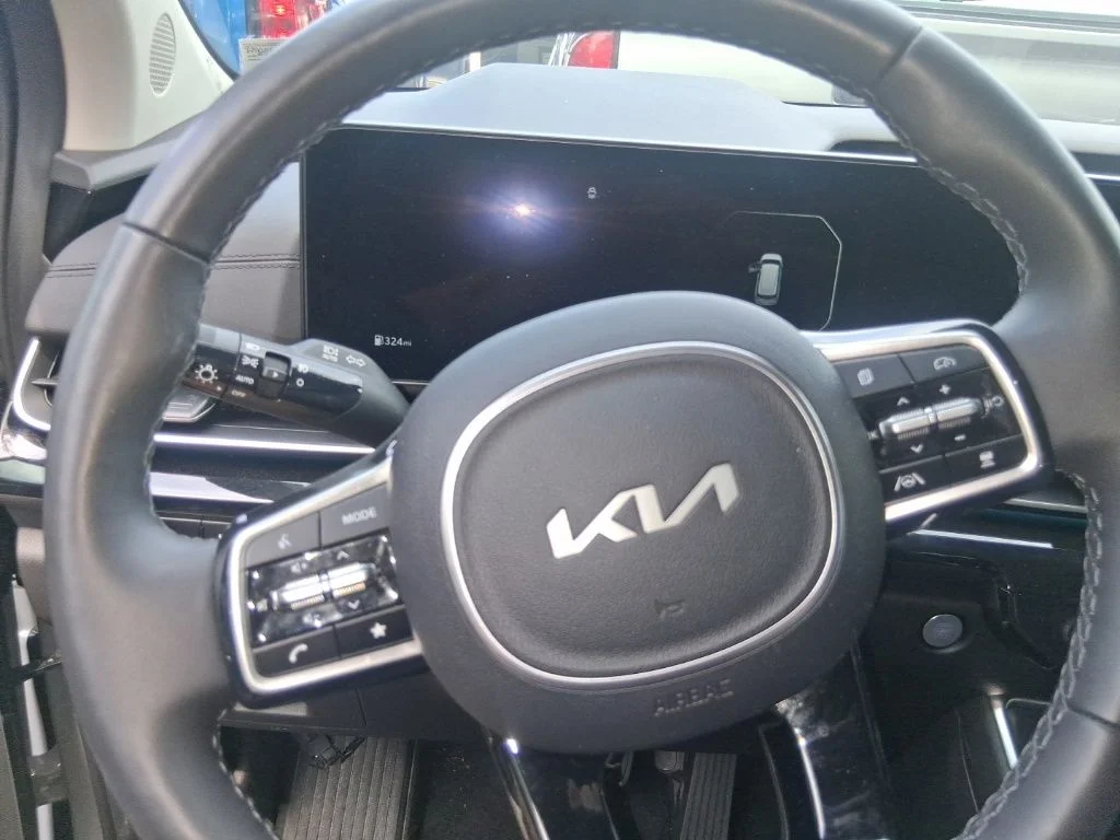 Used 2025 White Kia SX Prestige image 9