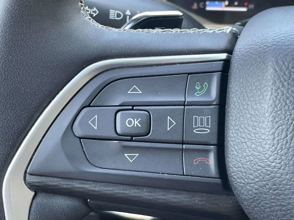 Used 2023 Black Jeep Altitude image 31