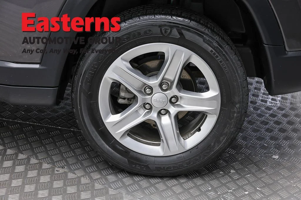 Used 2024  Jeep Latitude image 8