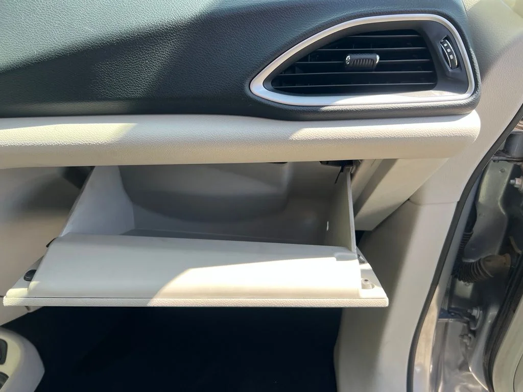 Used 2018 Silver Chrysler Touring L image 26