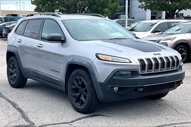 Used 2014 Silver Jeep Trailhawk image 2
