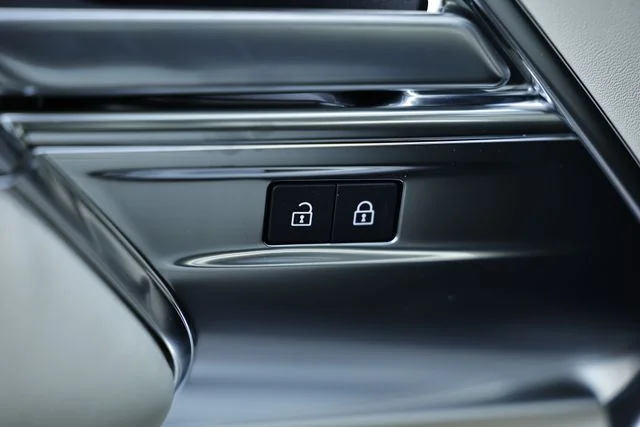 New 2026 Fuji White Land Rover SE 7 Seats image 19