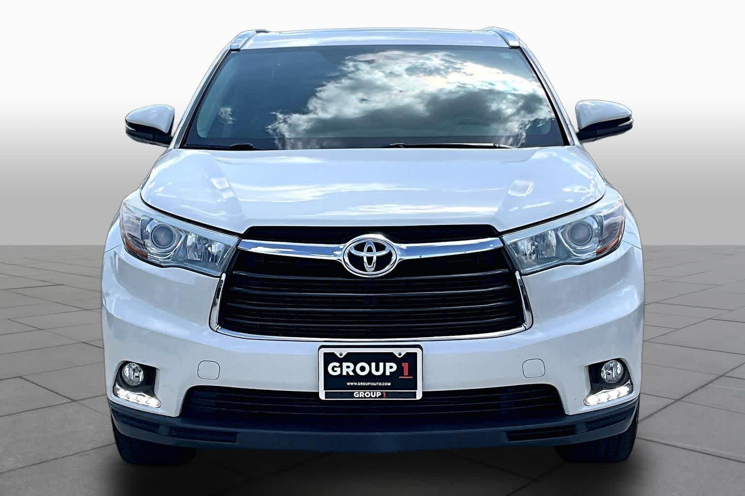 Used 2016 Blizzard Pearl Toyota Limited image 4