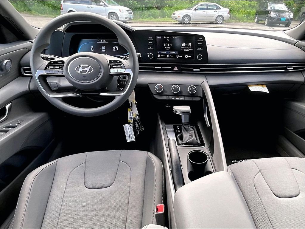 Used 2025 White Hyundai SE image 21