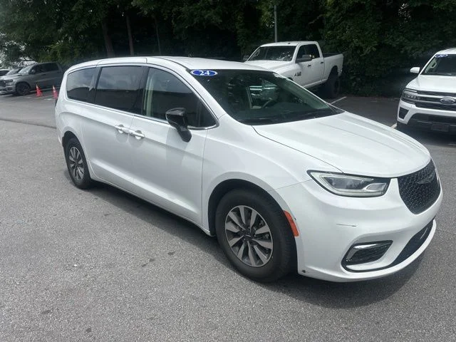 2024 Chrysler Pacifica Hybrid Select PHEV's photo
