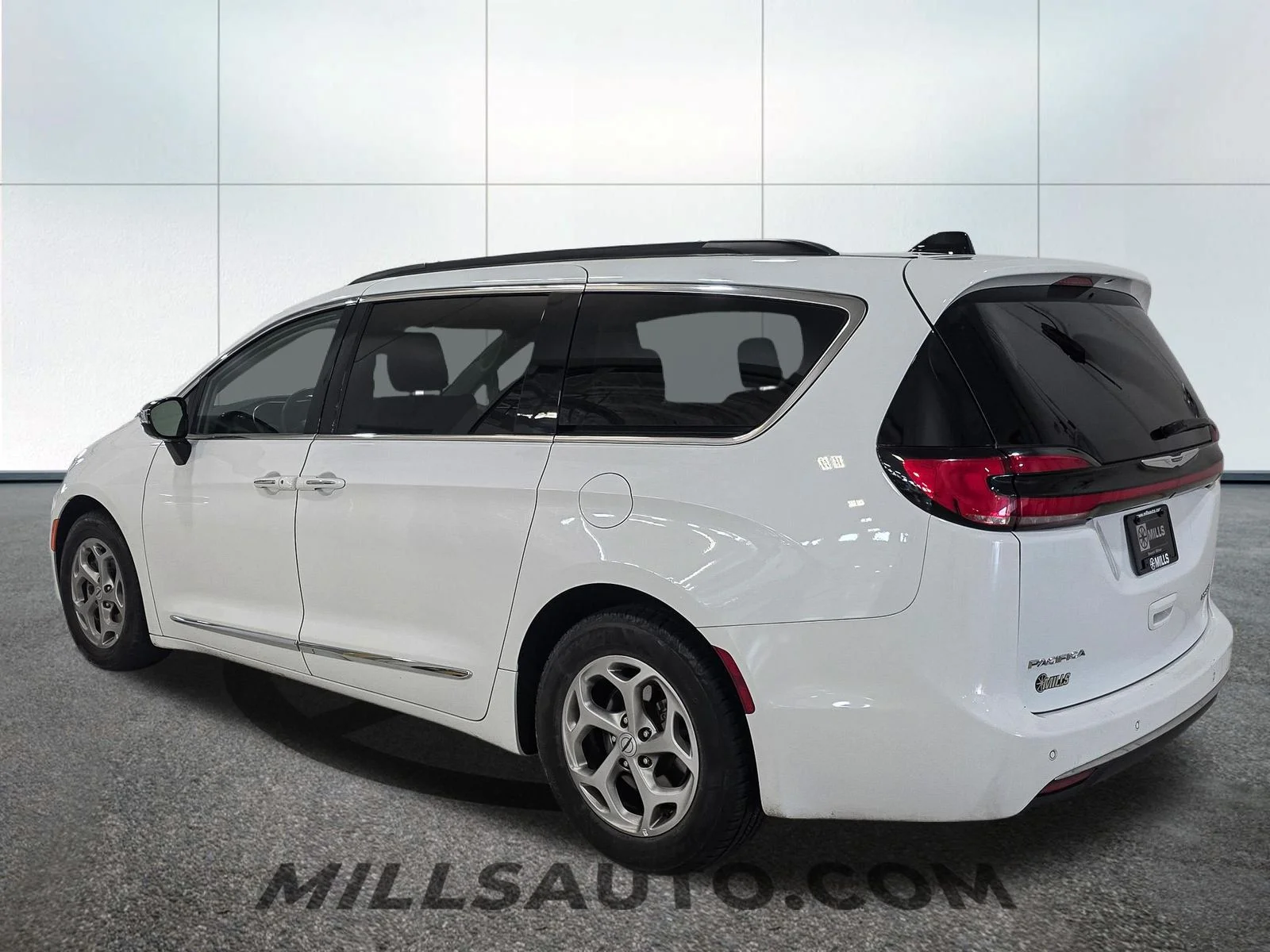 Used 2023 White Chrysler Limited image 4