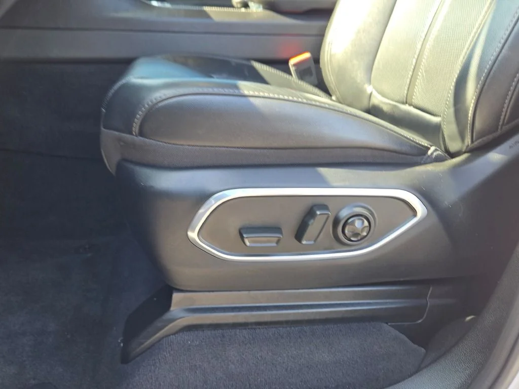 Used 2023 Silver Jeep Base image 22