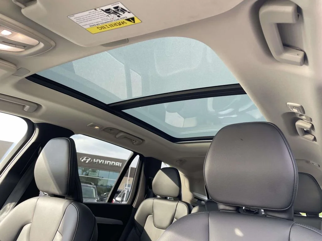 Used 2025 Onyx Black Metallic Volvo Core image 9