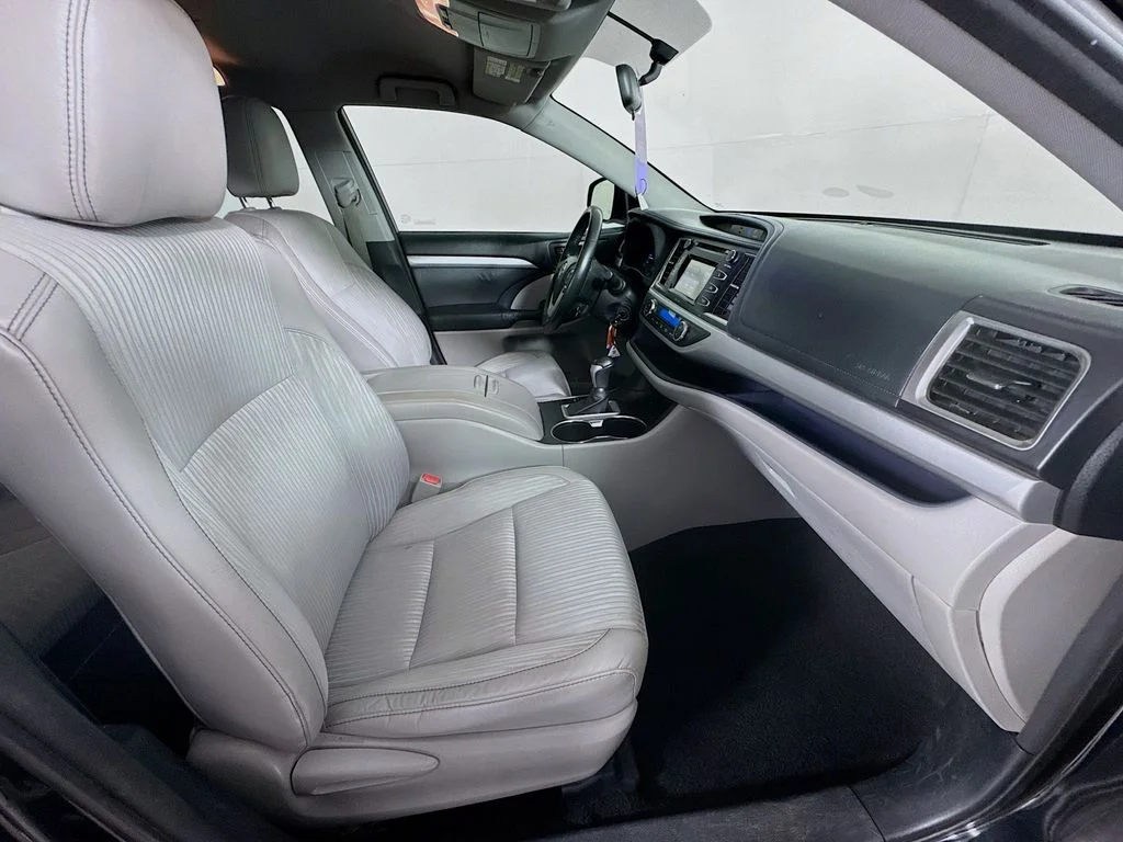 Used 2014 Black Toyota LE Plus V6 image 35