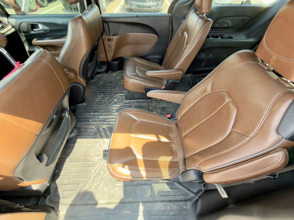 Used 2020 Red Chrysler Limited image 11
