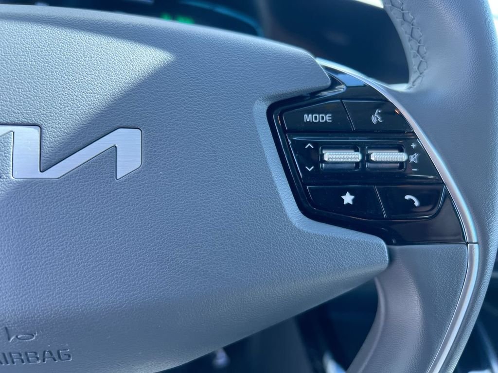 New 2026 Snow White Pearl Kia EX image 17