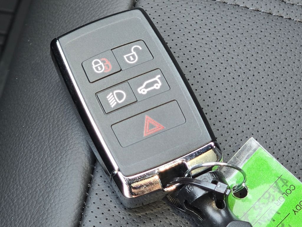 New 2026 Fuji White Land Rover Dynamic se image 44