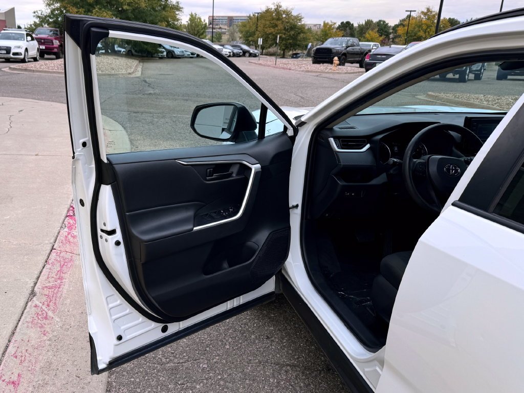 Used 2022 White Toyota LE image 17