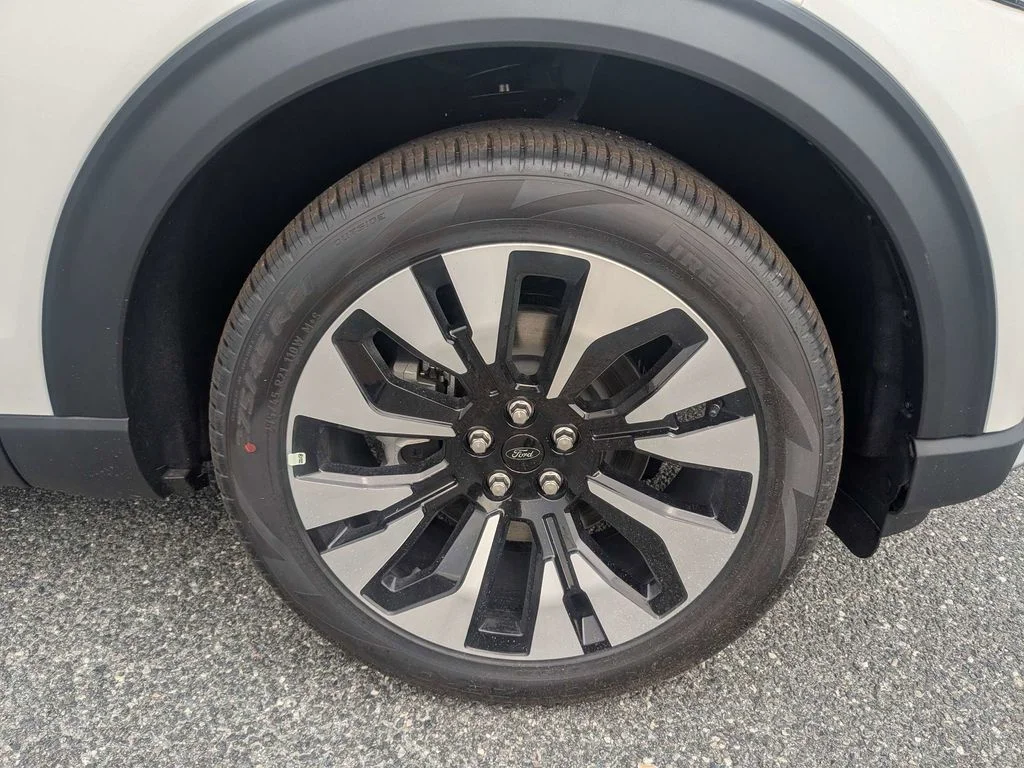New 2026 Star White Metallic Tri-Coat Ford Platinum™ image 11
