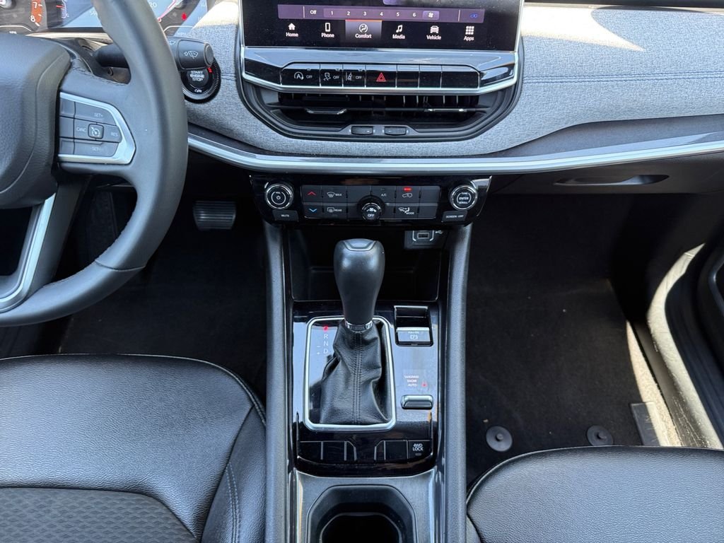 Used 2024  Jeep Latitude image 11