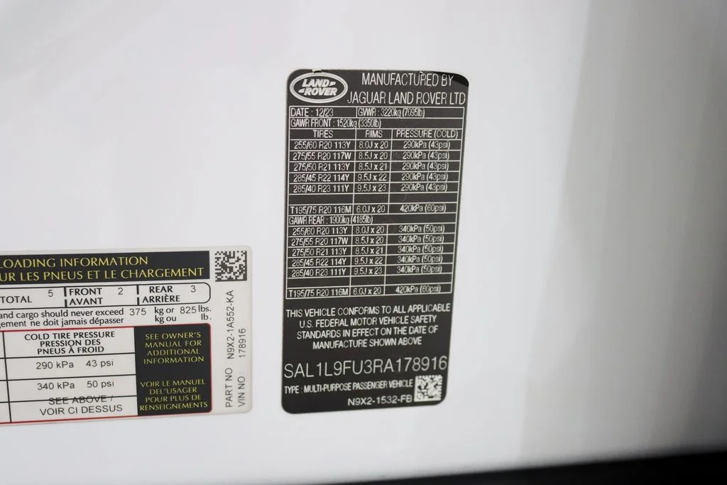 Used 2024  Land Rover Dynamic SE image 41