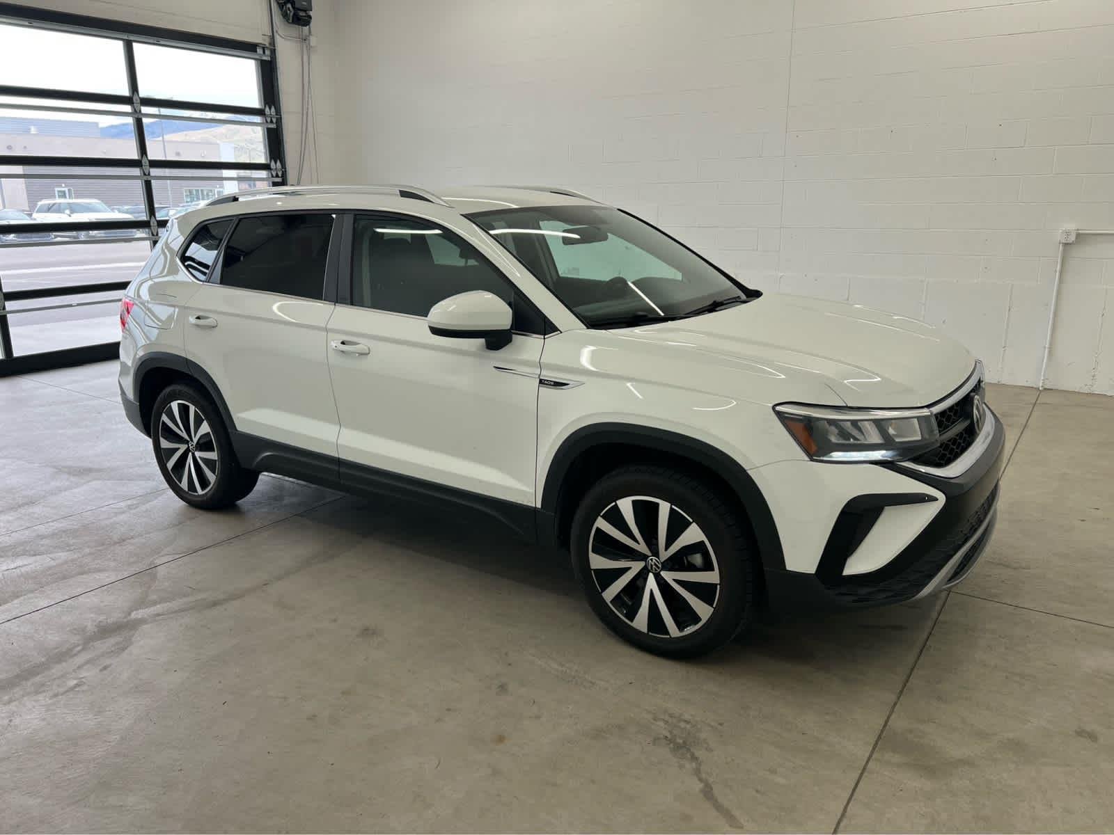 Used 2022 Pure White Volkswagen SE image 5