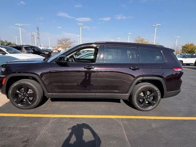 Used 2023  Jeep Limited image 4