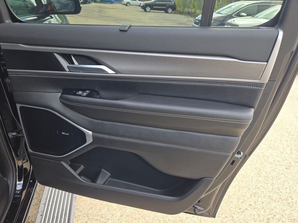 New 2026 High Gloss Black Exterior Paint Jeep Limited Reserve image 10