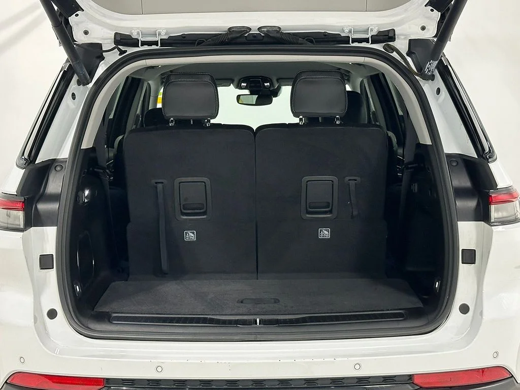 Used 2023 White Jeep Limited image 4