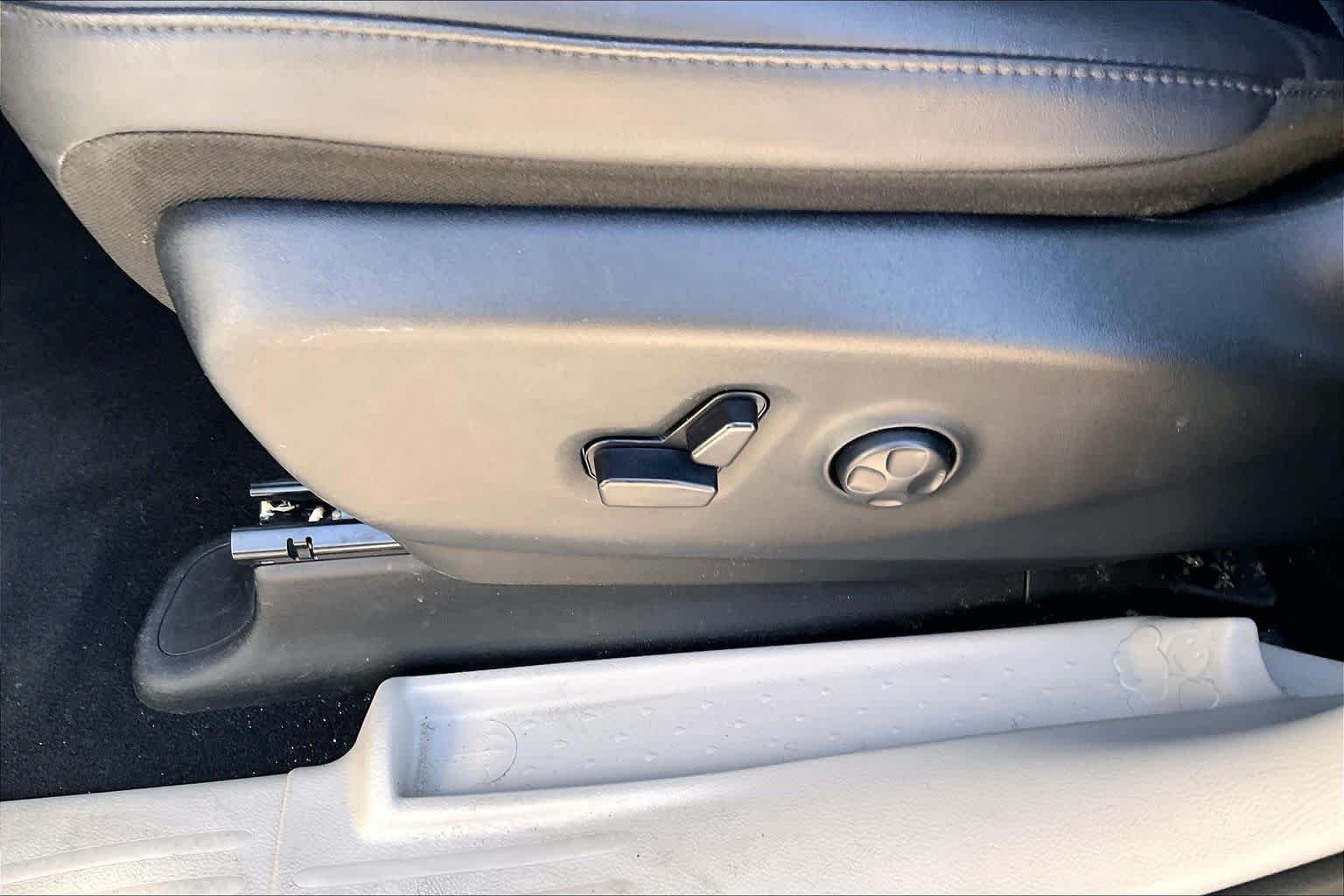 Used 2024 Silver Mist Clearcoat Chrysler Touring L image 31