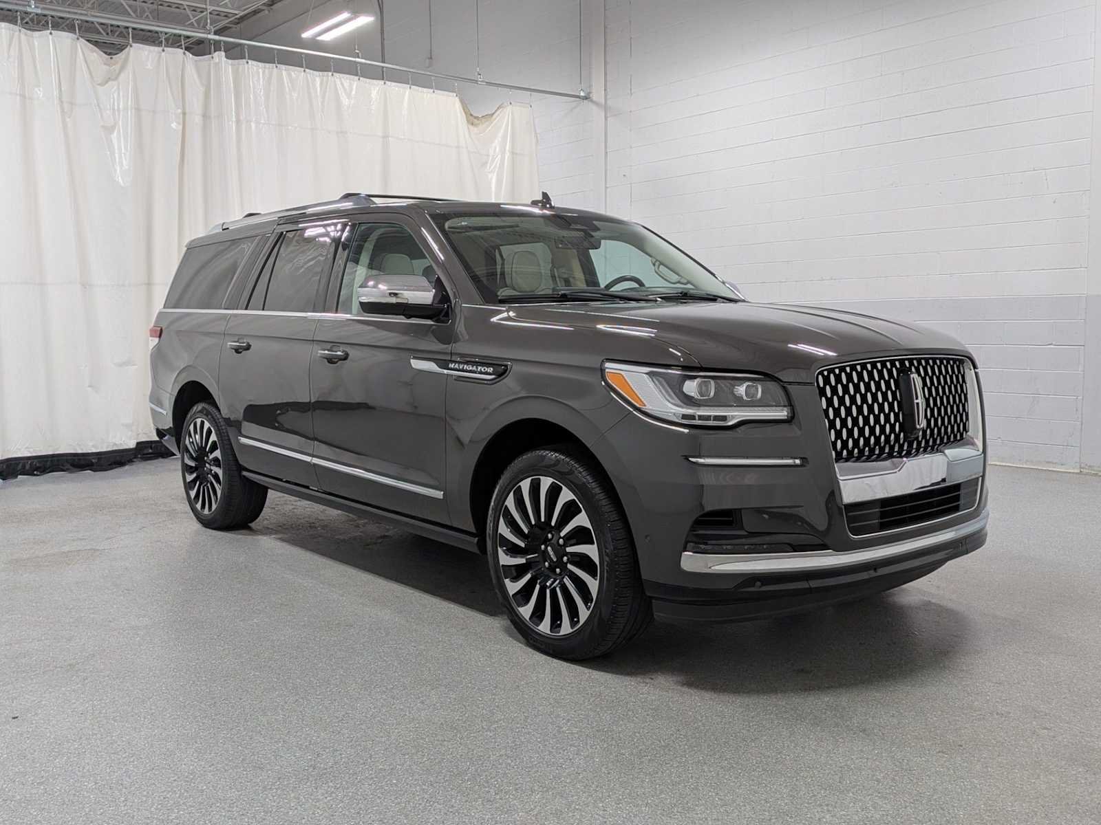 Used 2023 Chroma Caviar Dark Gray Metallic Clearcoat Lincoln Black Label image 13