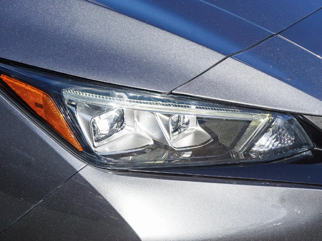 Used 2018 Gray Nissan SL image 11