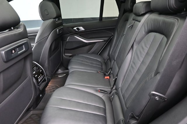 Used 2022 White BMW sDrive40i image 17