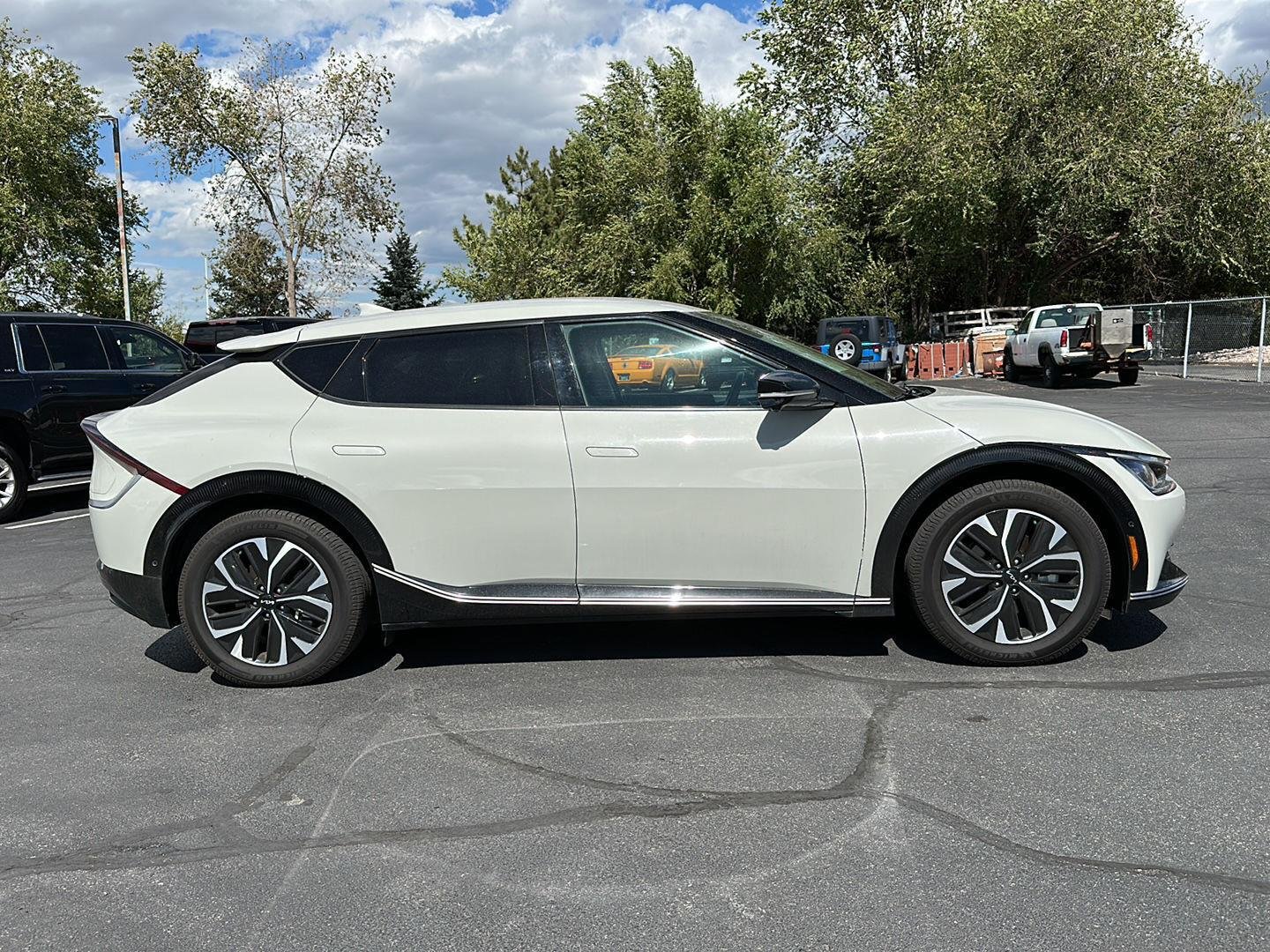 Used 2022 White Kia Wind image 11