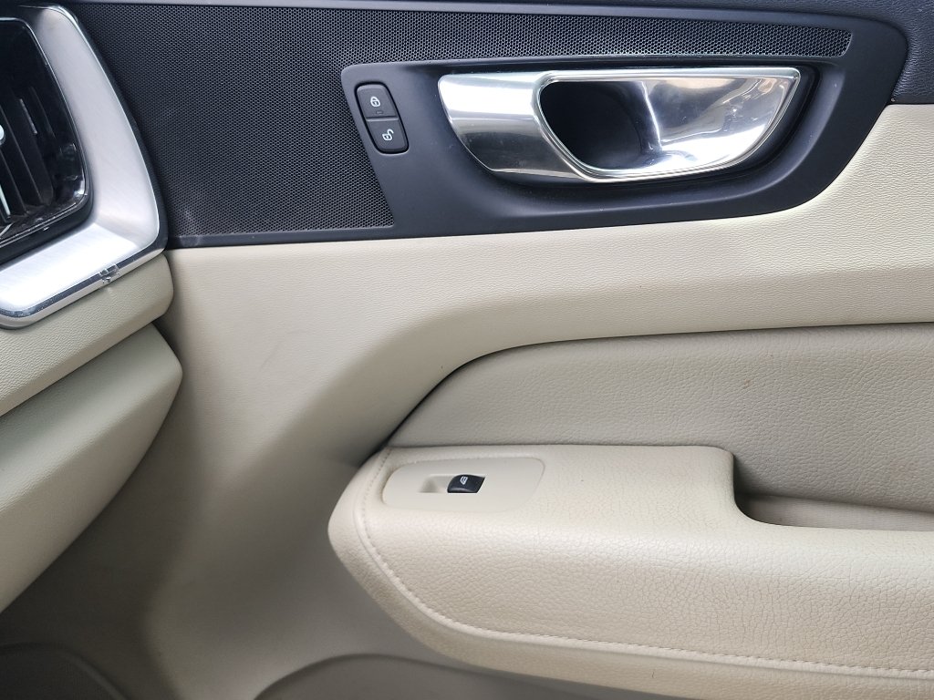 Used 2018 Electric Silver Metallic Volvo Momentum image 28