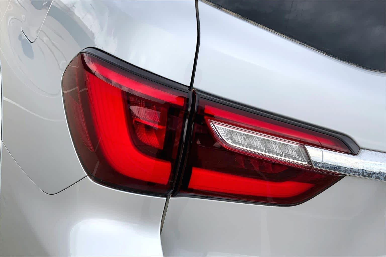 Used 2019 Liquid Platinum INFINITI LUXE image 29