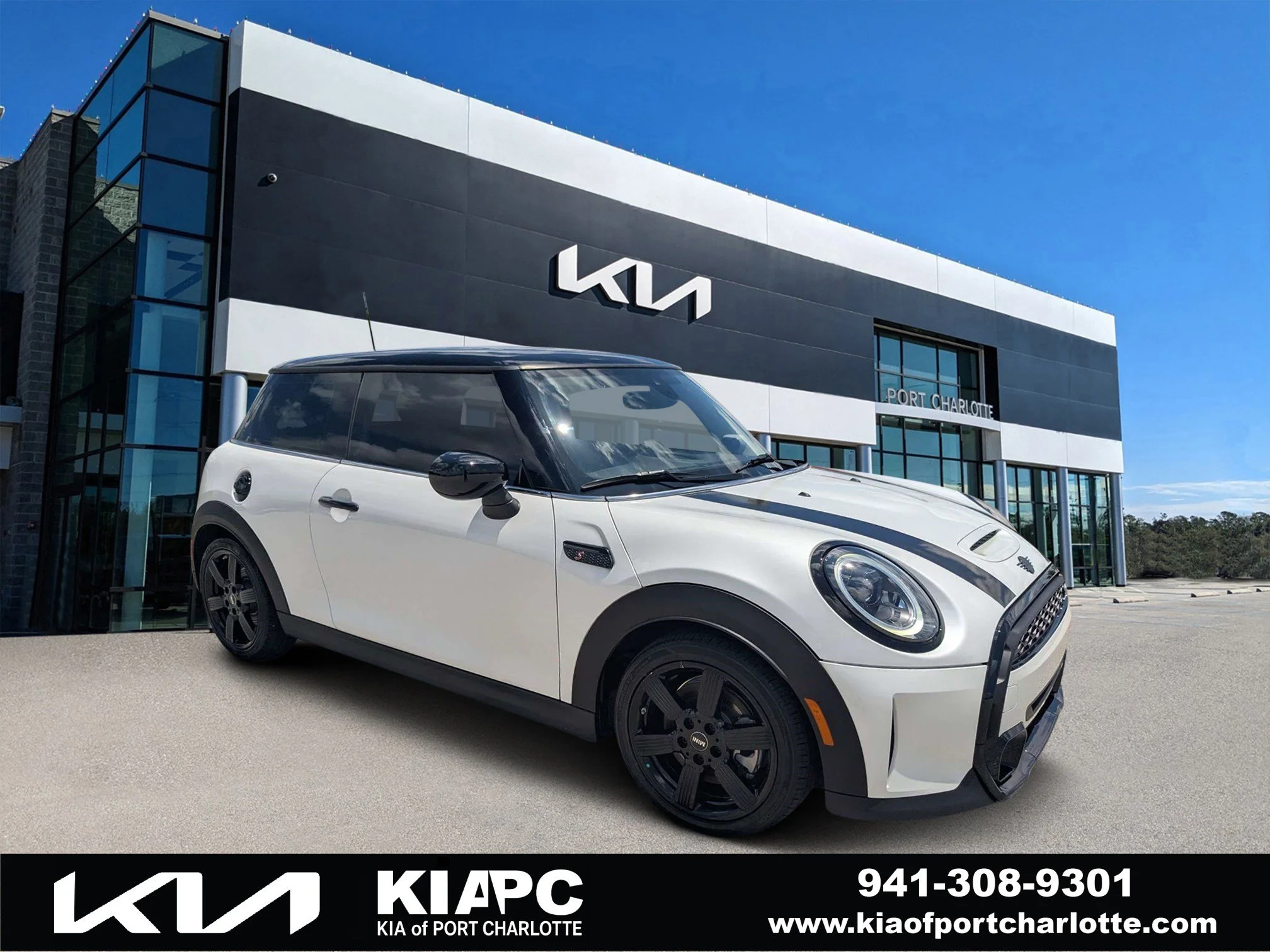 2024 MINI Hardtop Cooper S's photo