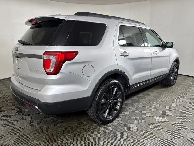 Used 2017 Ingot Silver Ford XLT image 3