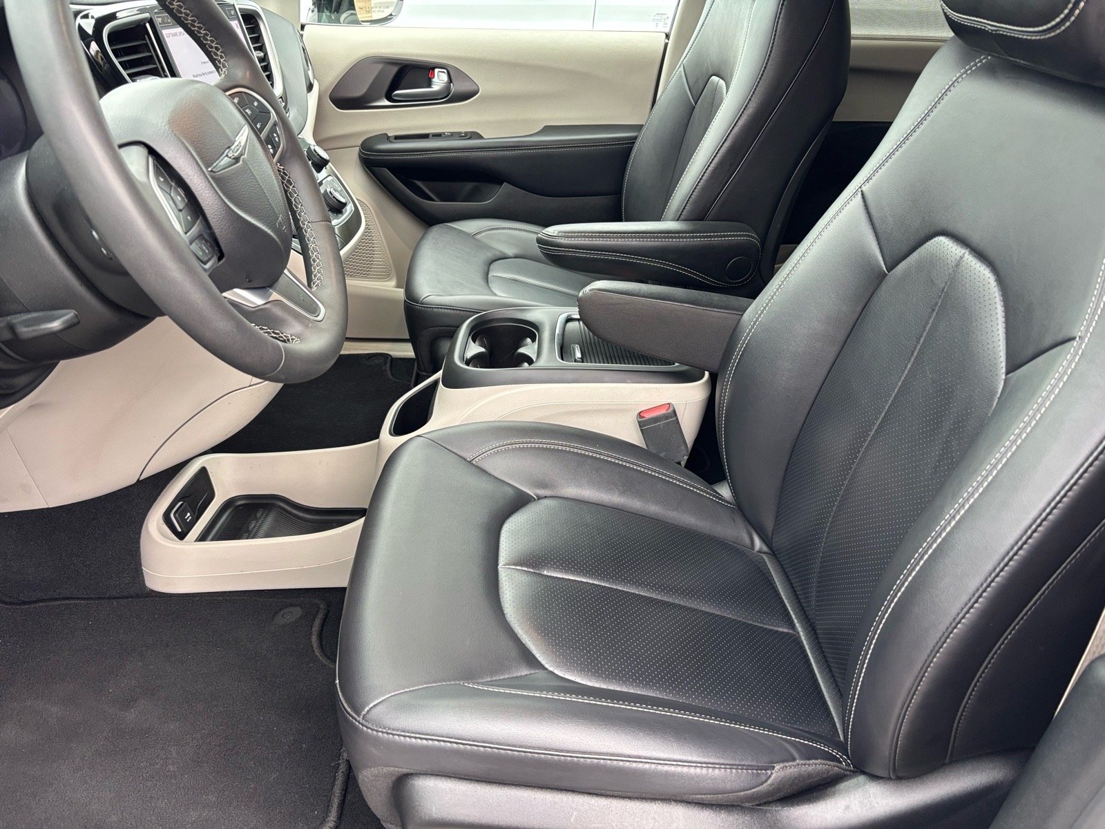 Used 2024 Bright White Clearcoat Chrysler Touring L image 8