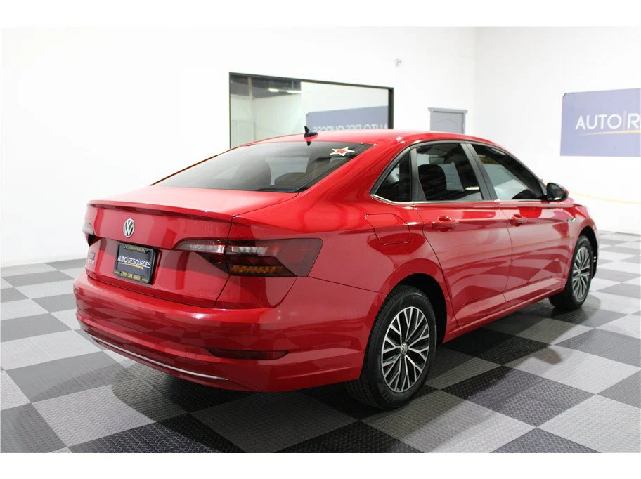 Used 2019 Red Volkswagen SEL image 4